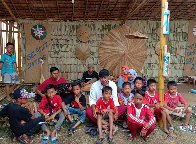 Hasruliansyah Bersama Anak-anak rehat se usai dekor stand RBK