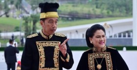 Presiden Jokowidodo memakai busana adat kutai