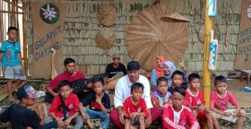 Hasruliansyah Bersama Anak-anak rehat se usai dekor stand RBK