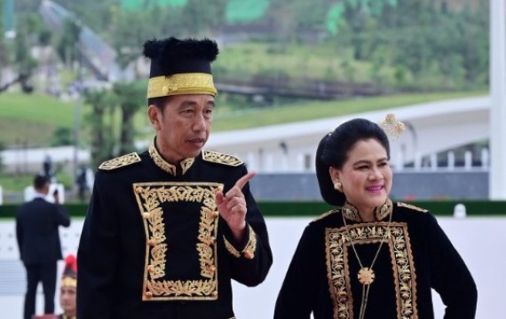 Presiden Jokowidodo memakai busana adat kutai